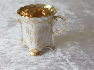 Porcelænskrus antikt med guldstafferinger.