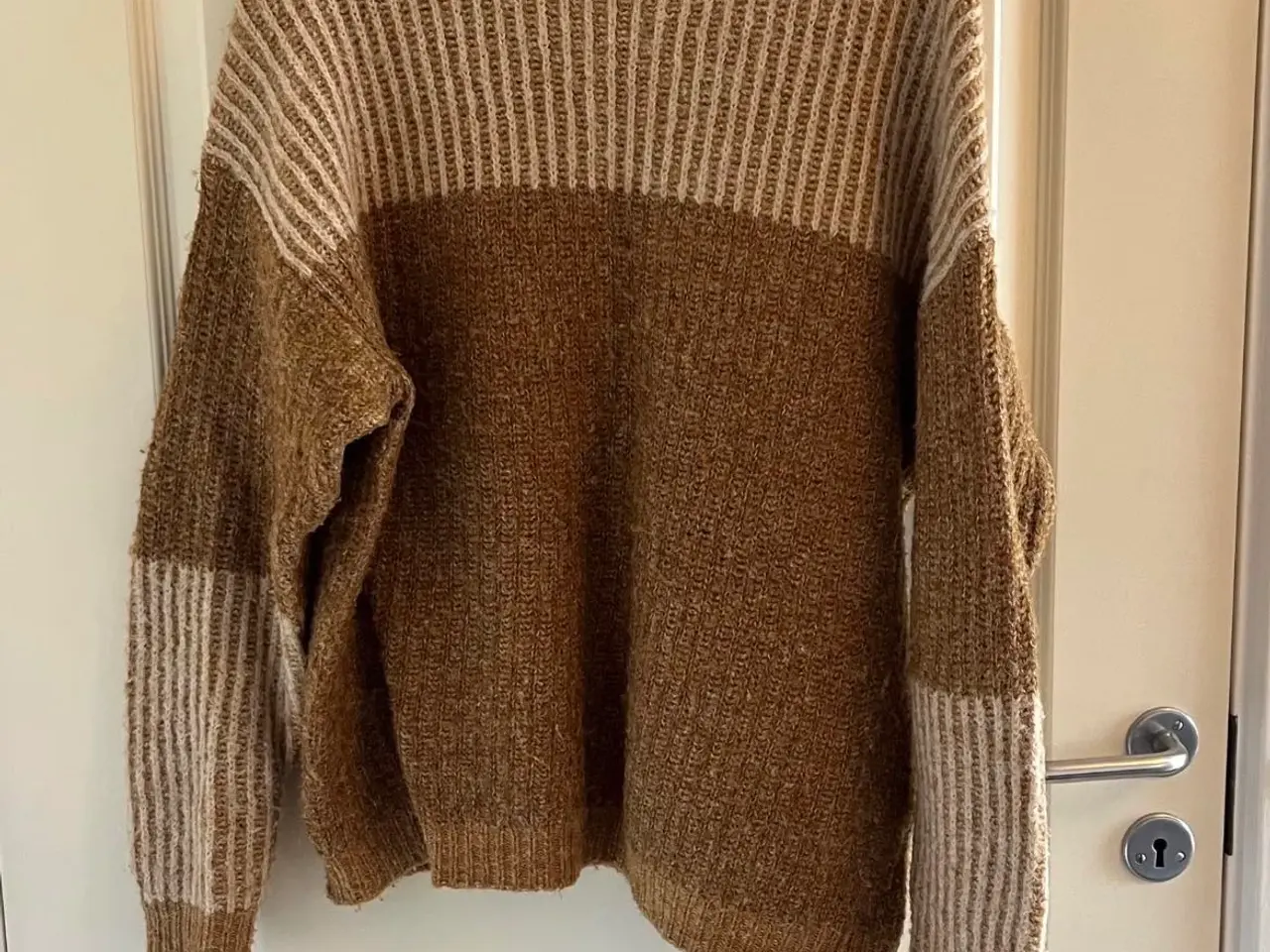 Billede 1 - Karrygul sweater fra Soyaconcept