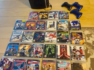 Playstation 3 med 3 controllere og 28 spil