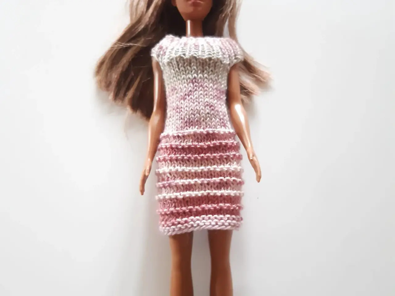 Billede 5 - Hjemmestrikkede Barbie kjoler. Flere farver