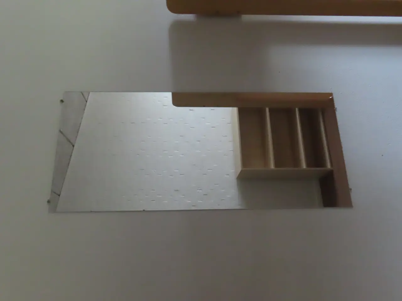 Billede 5 - Indhold på værelse af bord, køjeseng, skab mv.