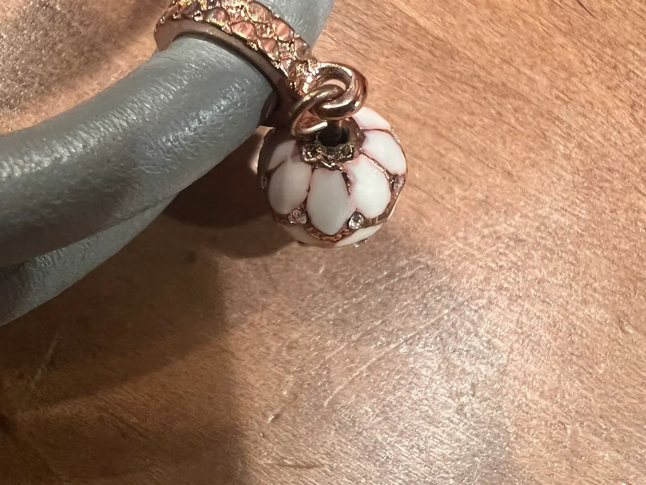 Billede 3 - Flot pilgrim armbånd med 3 charms