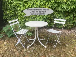 Metalbord og 2 stole træ og metal