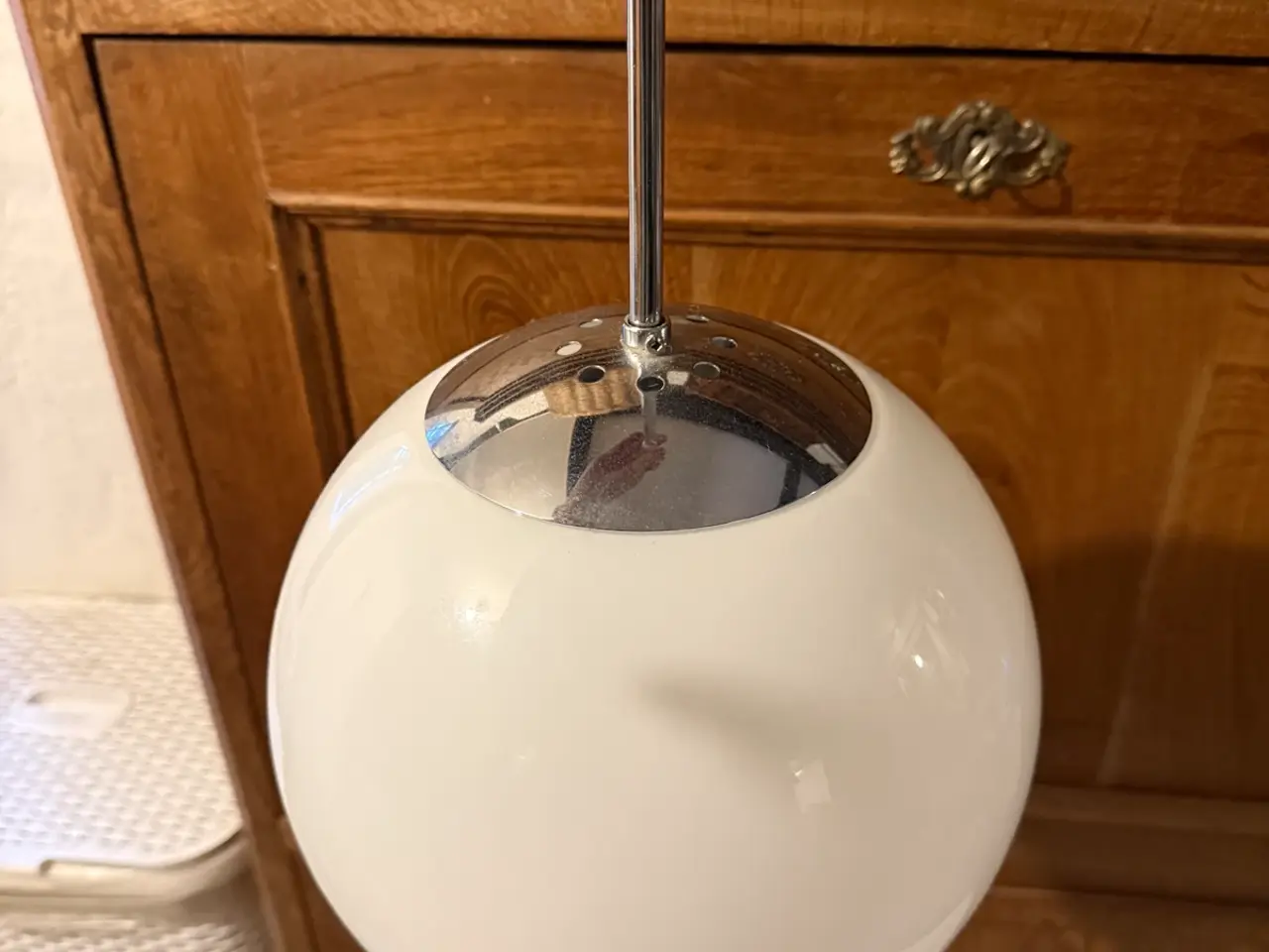 Billede 1 - Smuk vintage kuglependel i opalhvidt glas – Ø25 cm