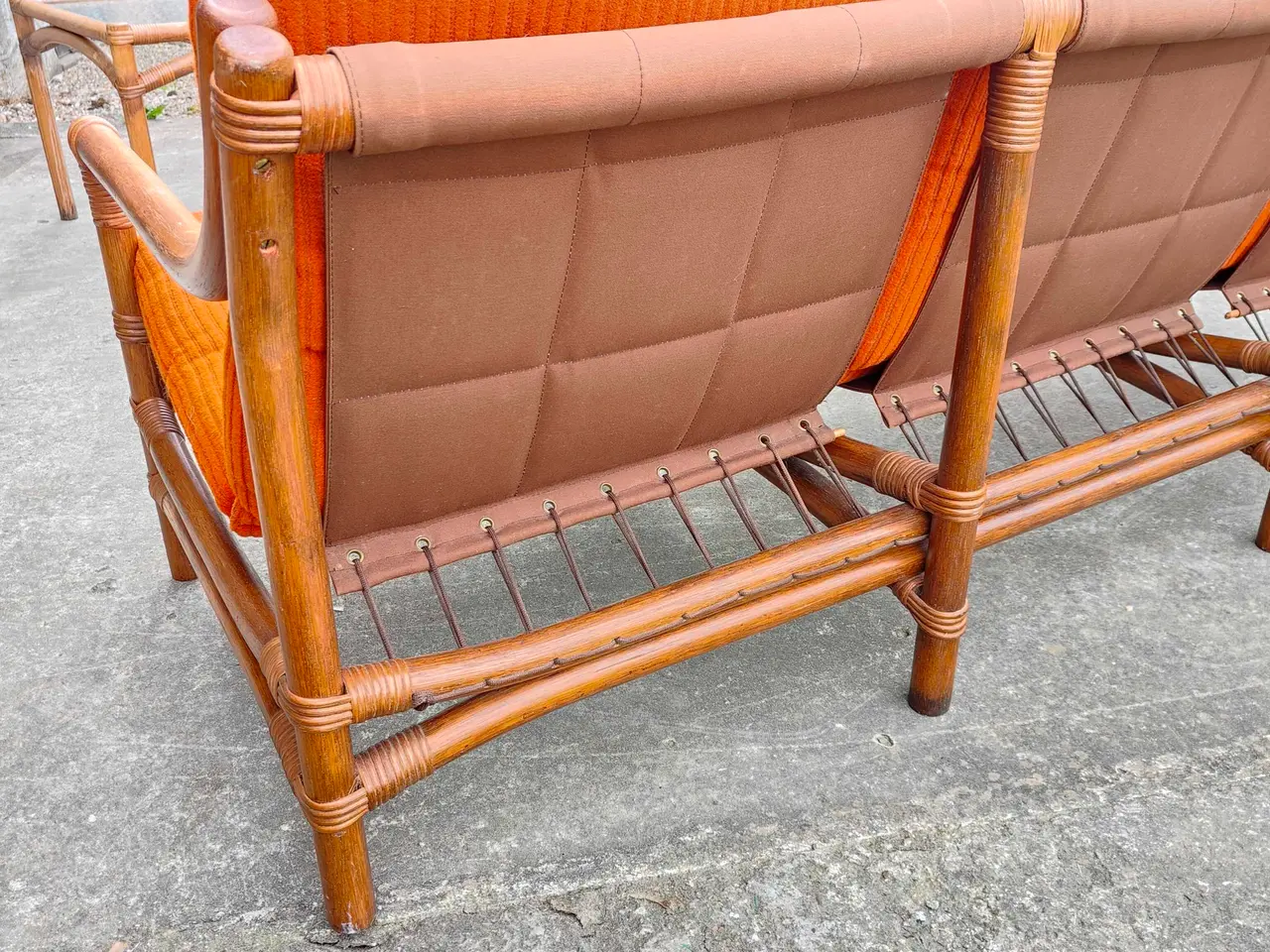 Billede 3 - Flot RETRO bambus sofa med orange hynder og bord