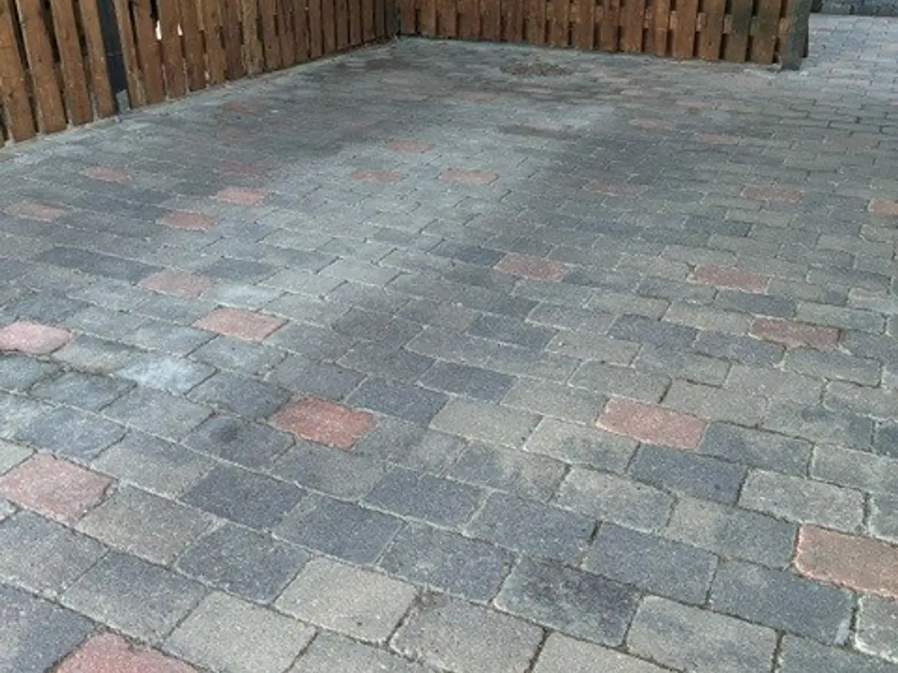 Billede 1 - Fliser til carport/indkørsel