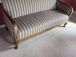 Antik sofa med fine detaljer
