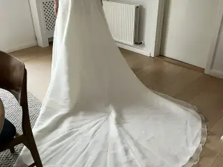 Velholdt brudekjole i romantisk stil