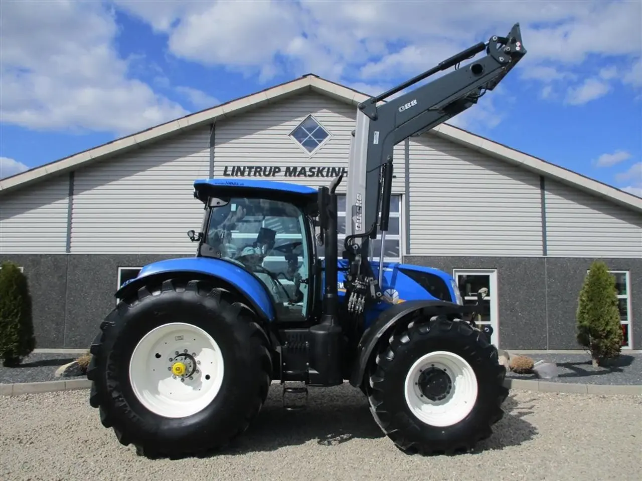Billede 3 - - - - Traktor udlejning, UDLEJNING AF TRAKTOR TIL MARKARBEJDET