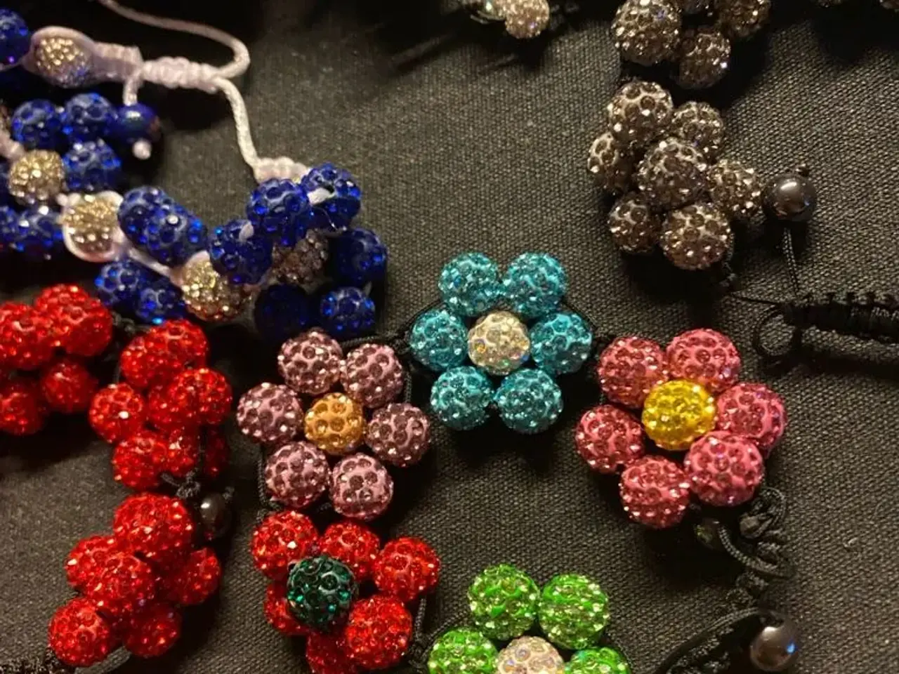 Billede 4 - Smukke nye knyttede blomsterarmbånd