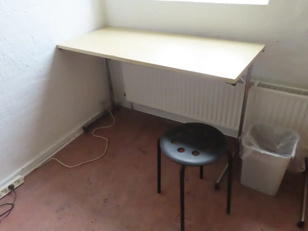 Billede 3 - Indhold på værelse af bord, køjeseng, skab mv.