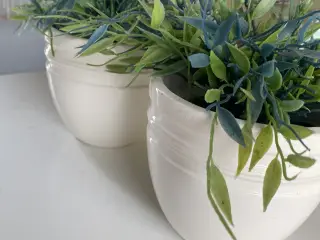 2 stk. kunstige planter i hvide potter