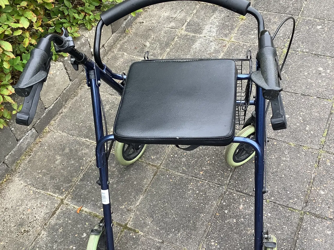 Billede 3 - Rollator med bremser og kurv