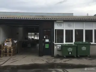 Præsentabelt produktionslejemål på i alt 270 m2. lejemålet indeholder lagerhal. kontor samt kælder med depotrum.