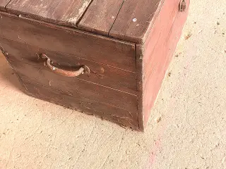 Gammel værktøjskasse i træ