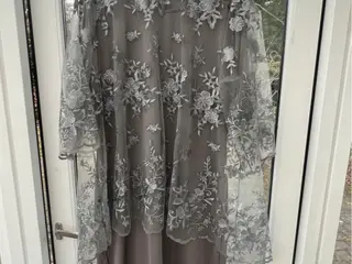 Grå kjole med blomstret overdel