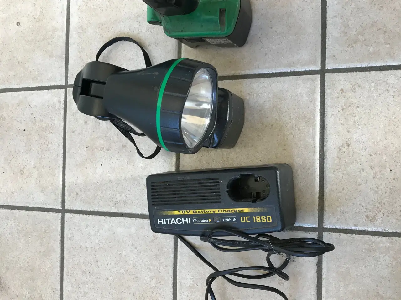 Billede 1 - Bore- og skruemaskine, lygte, 2 batteri, oplader. 