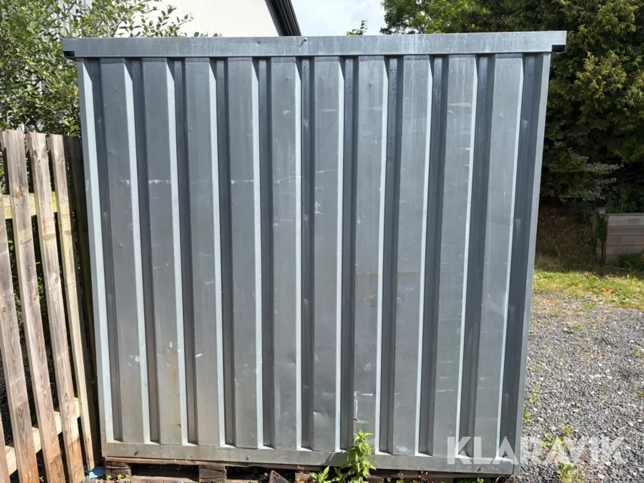 Billede 4 - Blikskur med indhold og container låsebom
