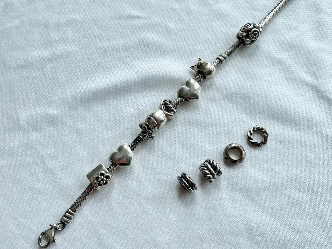 Billede 2 - Pandora charm armbånd i sølv