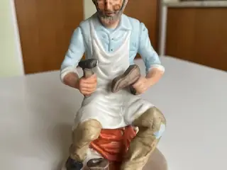 FIGUR SOM SKOMAGER ÆLDRE MAND