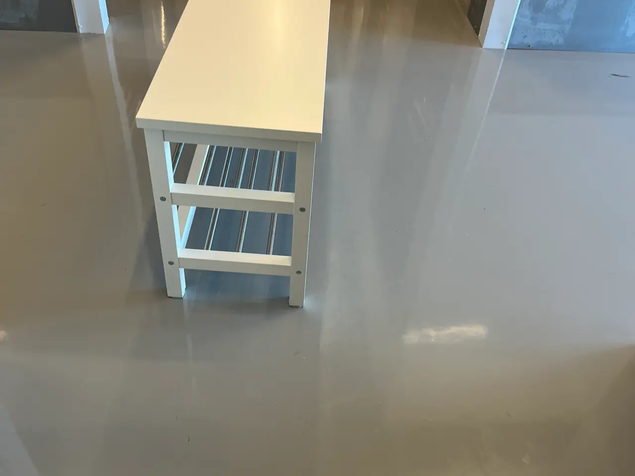Billede 2 - Tjusig hvid bænk med skoobevaring