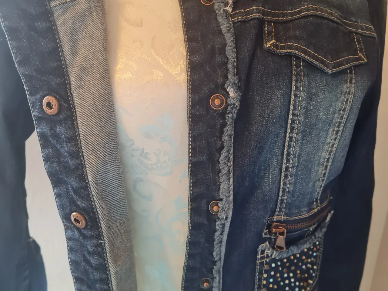 Billede 5 - Cream Denim jakke str L 40