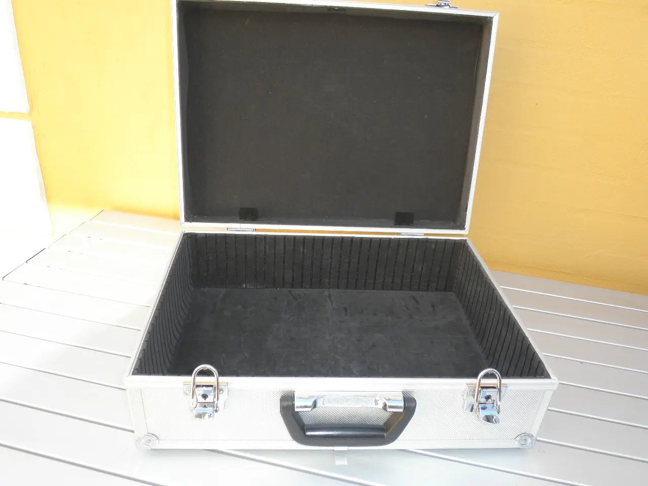 Billede 2 - Aluminiumskuffert - Som ny