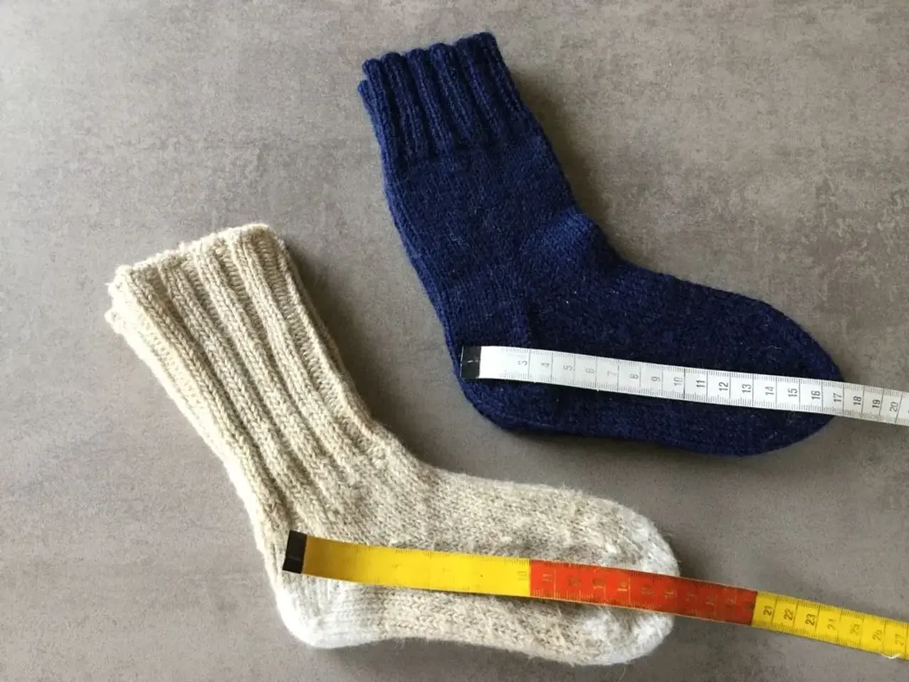 Billede 1 - Hjemmestrikket strømper 2 par for 10 kr