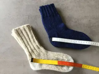Hjemmestrikket strømper 2 par for 10 kr