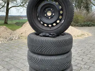 16 tommer stålfælge med Michelin Alpine 7