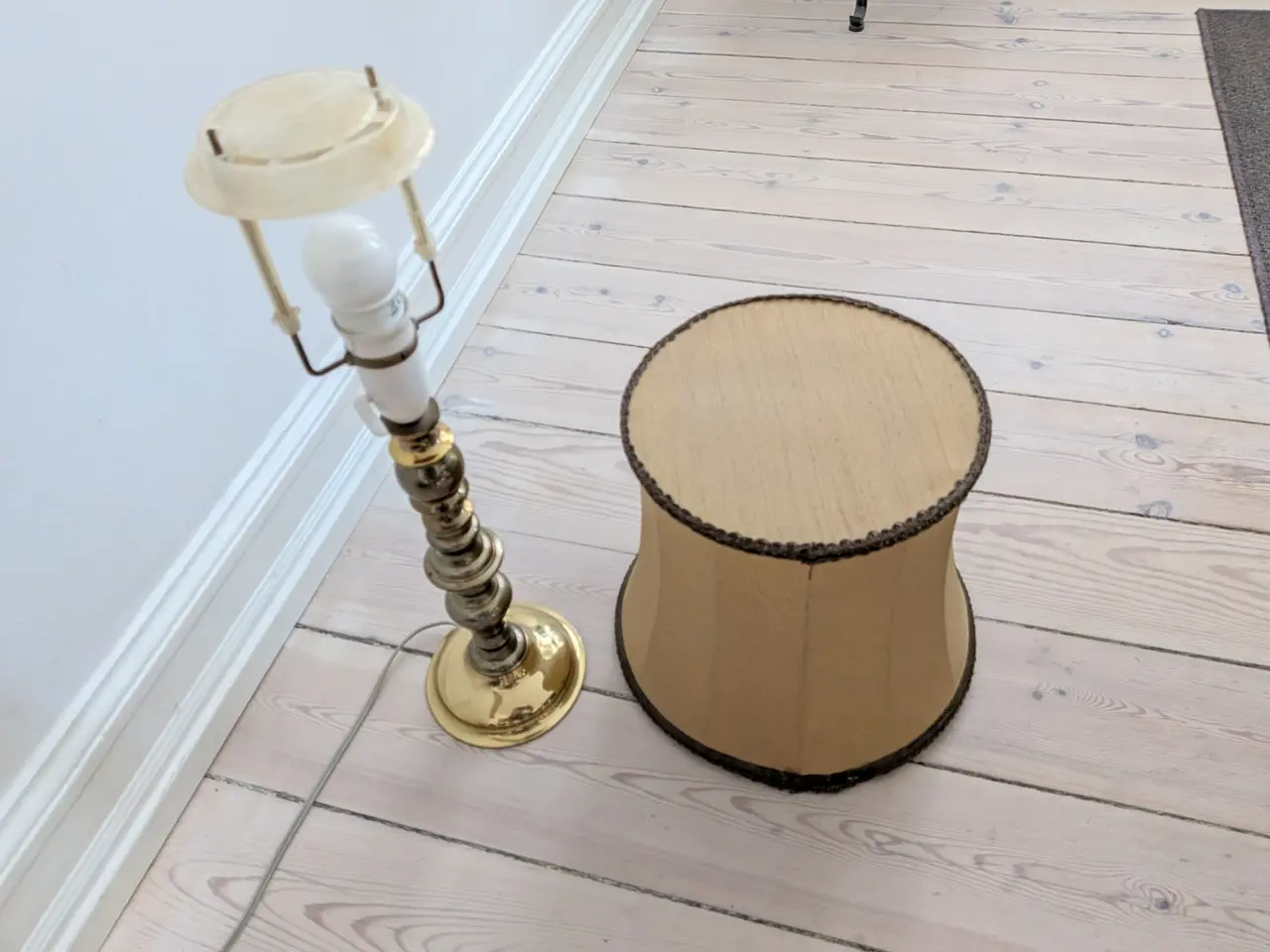 Billede 7 - Retro messing bordlampe med stofskærm