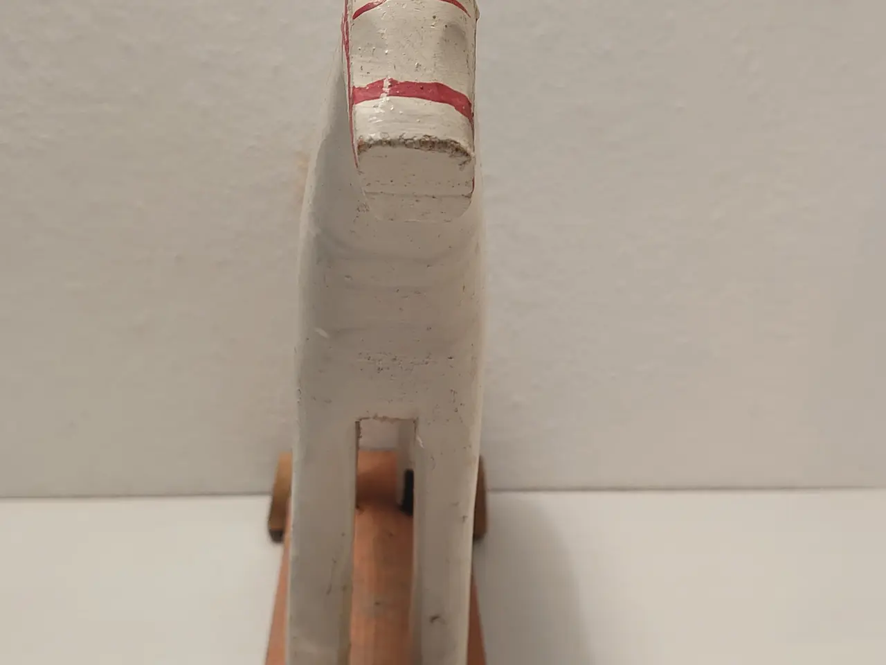 Billede 3 - Fængselslegetøj: Stor træhest L 21,5cm, H 22,5cm.
