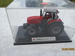 1 stk Ny Modeltraktor Massey Ferguson 8270 Xstra