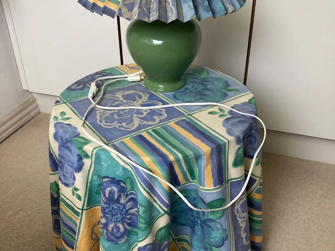 Billede 1 - Sengebord med dug og lampe