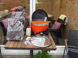 Lotus Grill med meget tilbehør.