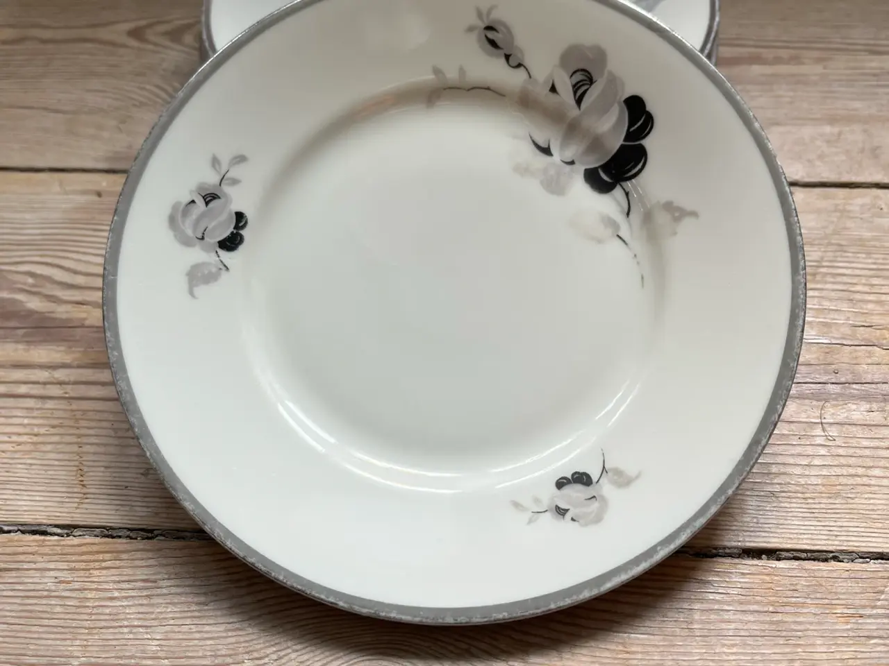 Billede 1 - Sort rose kagetallerkner Københavns porcelæn maler