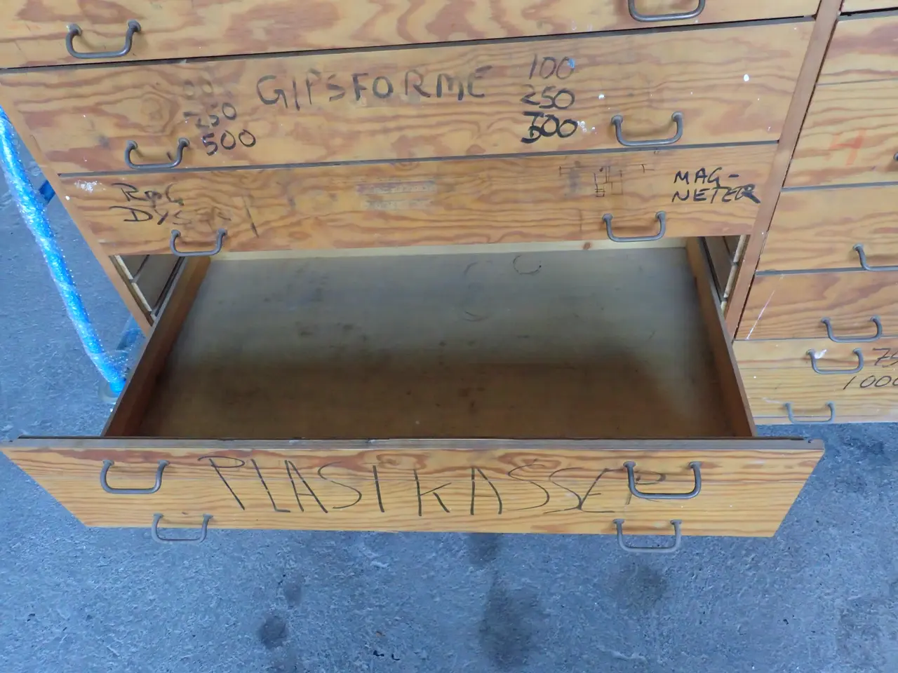 Billede 5 - Skuffereol stor retro model i træ.