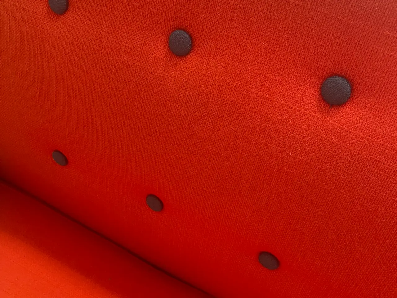 Billede 2 - Rød 2-3 pers sofa. Hent for 100kr