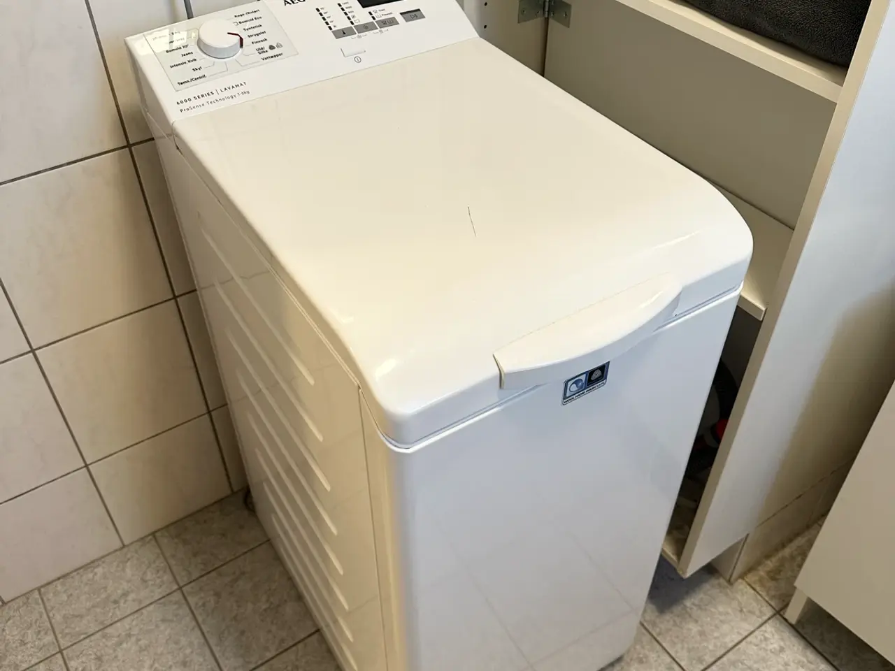 Billede 1 - Pladsbesparende topbetjent AEG vaskemaskine