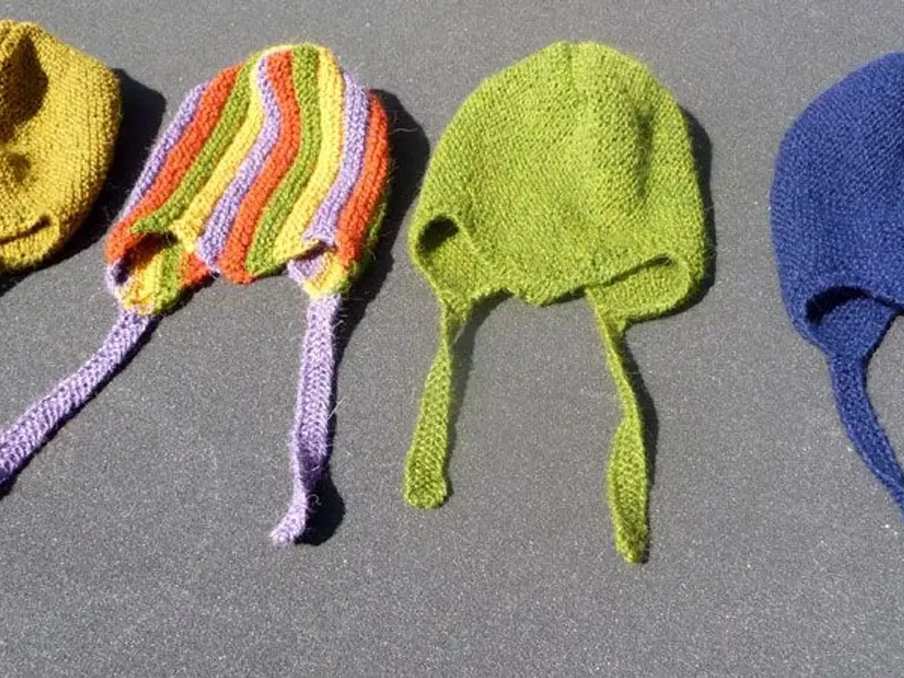 Billede 1 - Håndstrikkede djævlehuer i alpaca