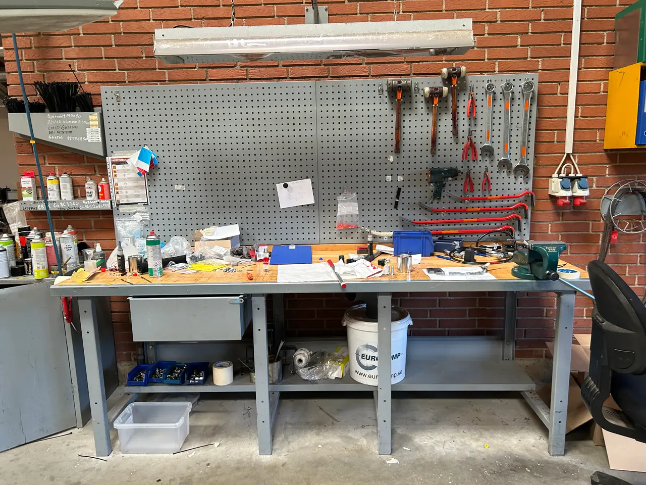 Billede 2 - Arbejdsbord samt tavle med indhold