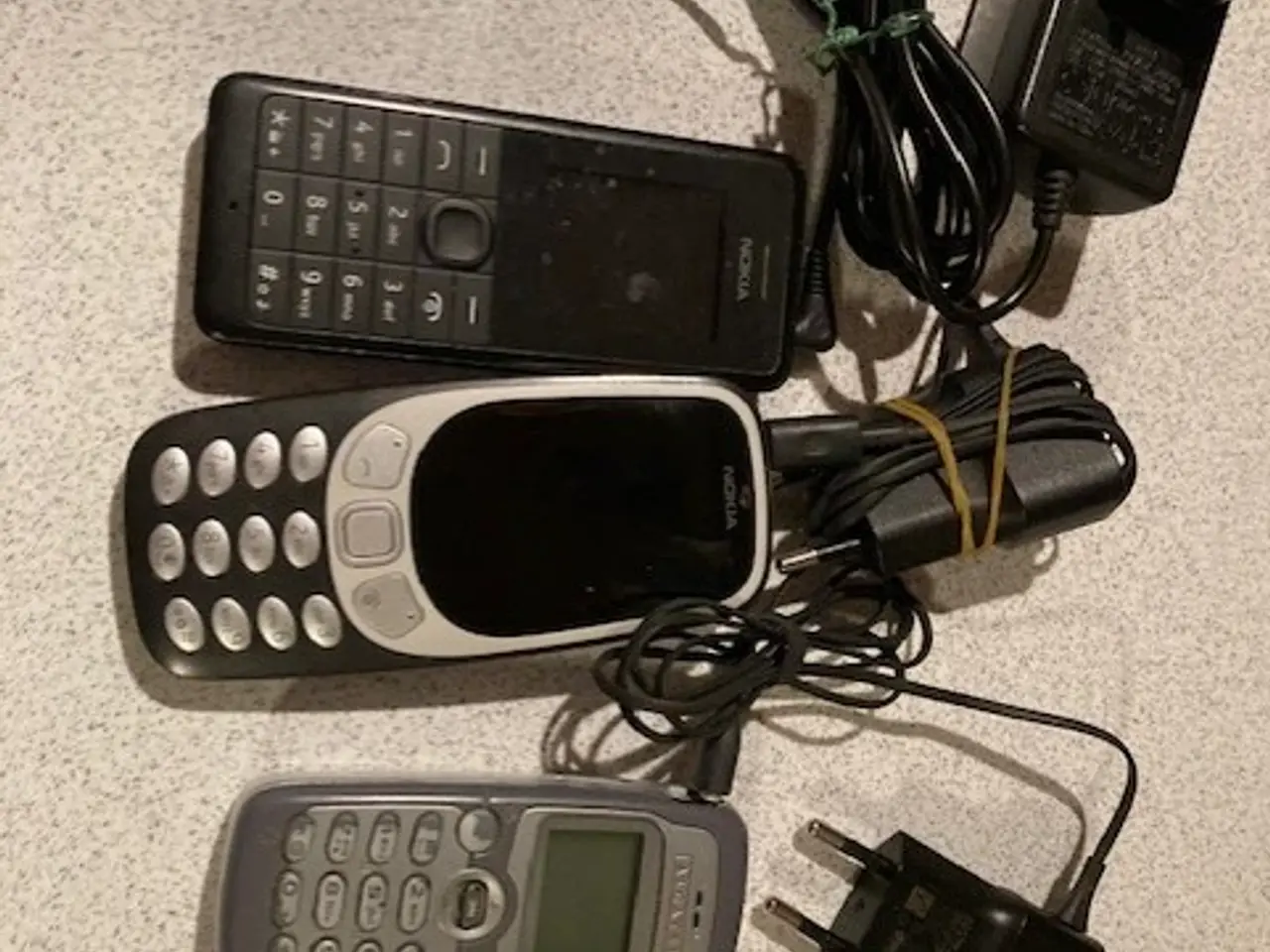 Billede 1 - Mobiltelefoner med oplader