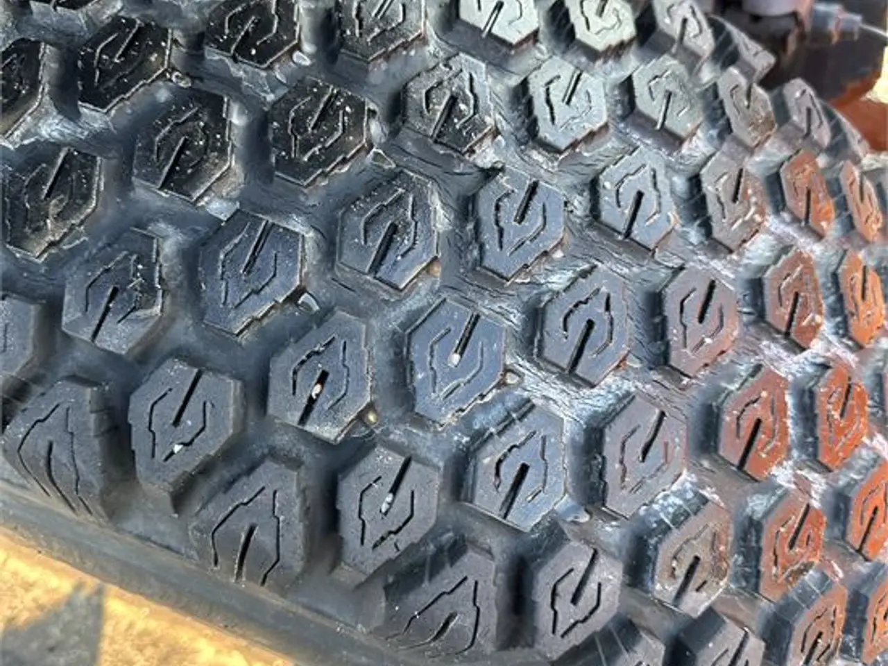 Billede 49 - Massey Ferguson 1523 -Only 375 hours With broom and salt spreder