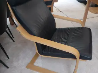 2 lænestole i læder/træ og 1 fodskammel