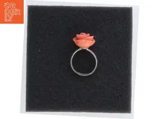 Ring med rosenformet vedhæng (str. 51)
