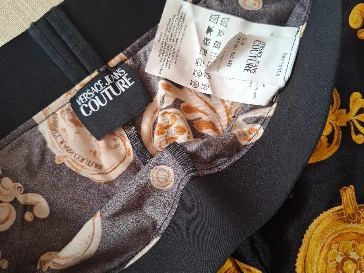 Billede 3 - Versace shorts, sorte med guldfarvet mønster.
