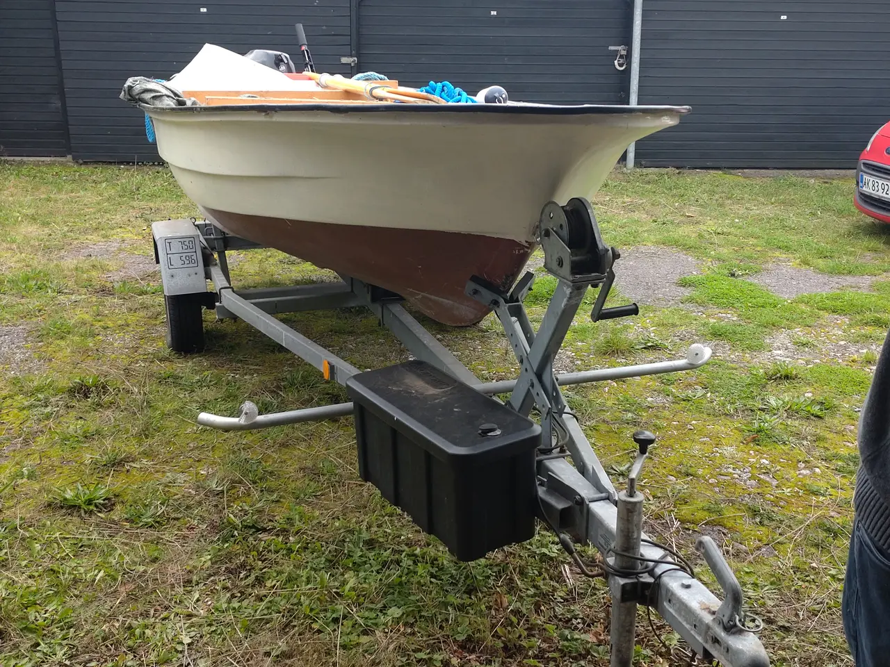 Billede 1 - Meget lidt brugt ryes jolle, motor også.