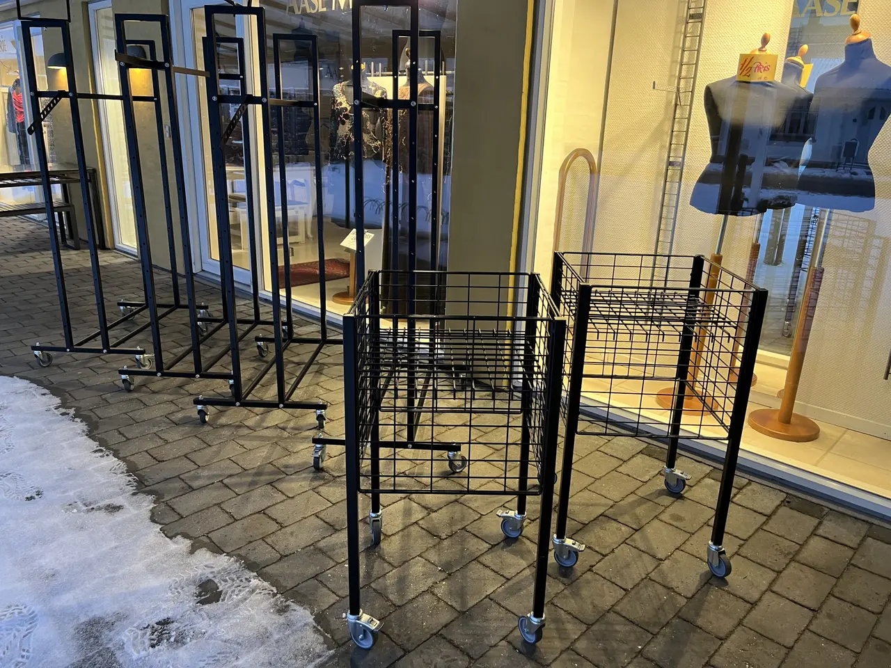 Billede 4 - Butikskvalitet! Tøjstativer & salgskurve 