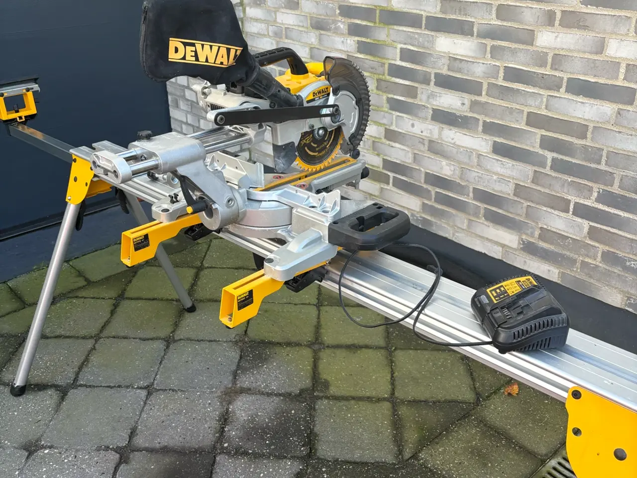 Billede 5 - DeWalt Kap-/geringssav på batteri med arbejdsbord 