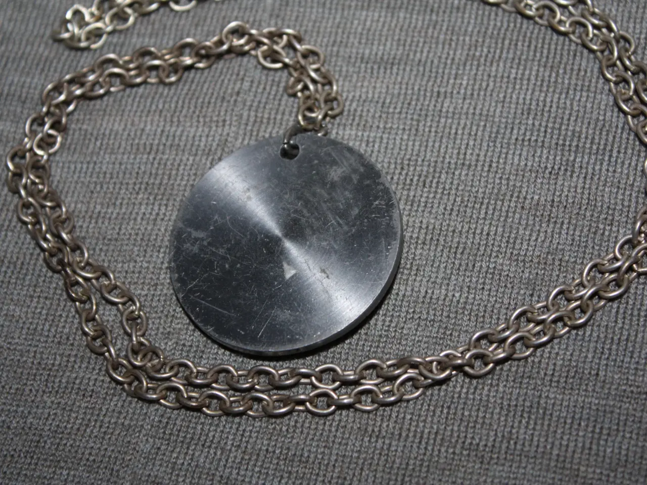 Billede 2 - Vintage vedhæng med rød sten diam. 4 cm